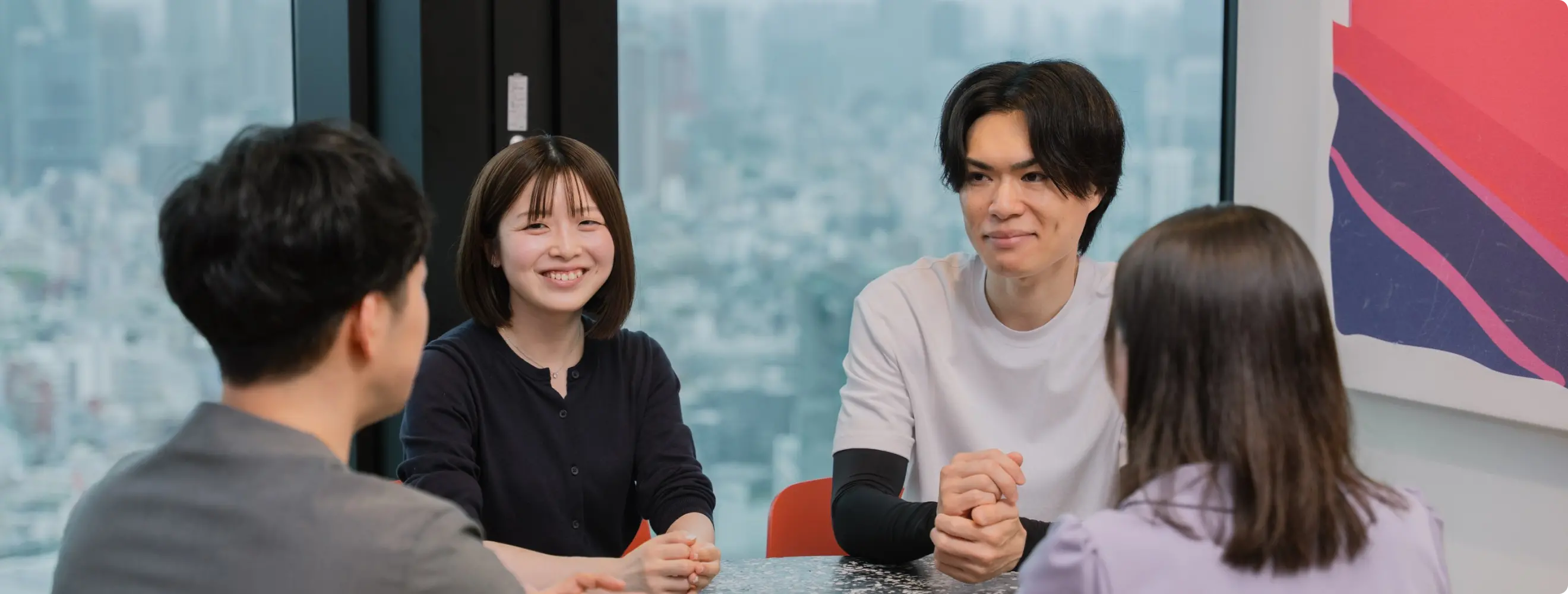 社員同士で意見交換を行っている様子