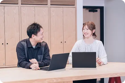 オフィスで打ち合わせを行うinitのメンバー