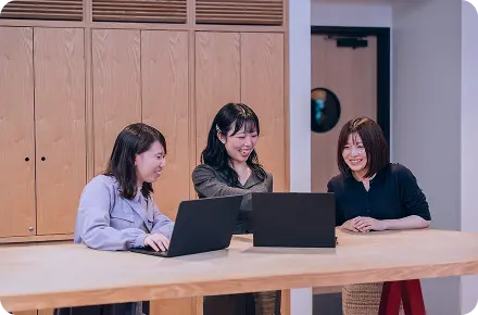 クライアントと打ち合わせを行うinitのメンバー