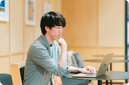 クライアントと打ち合わせを行うinitのメンバー