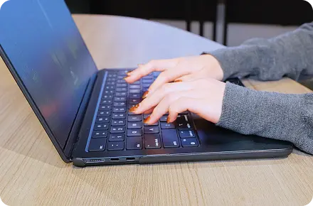 デスクでPC作業を行うinitの社員