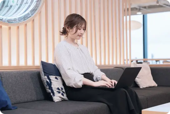 オフィスで働くinitの社員