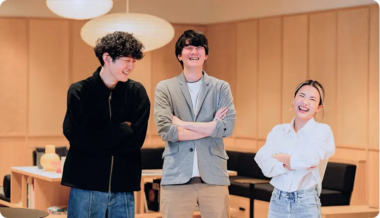 オフィスで会話をするinitのメンバー