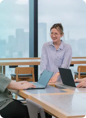 オフィスで働くinitの社員