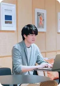 オフィスで働くinitの社員