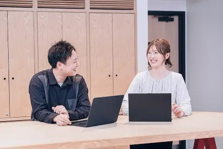 社員が打ち合わせをしている様子