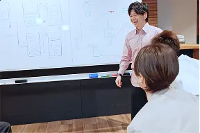 社員が打ち合わせをしている様子