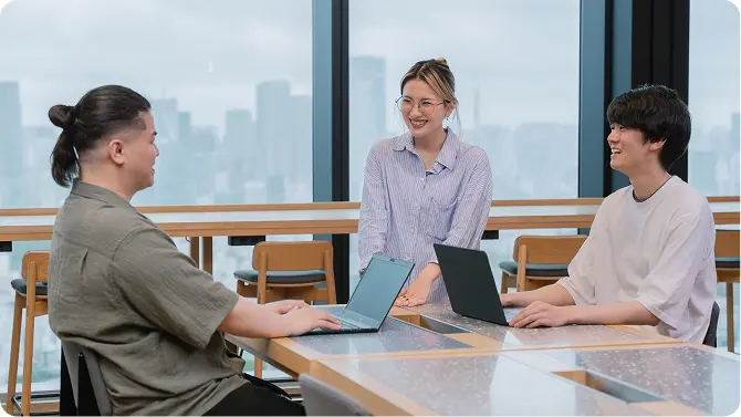 オフィスで社員同士が会話している様子