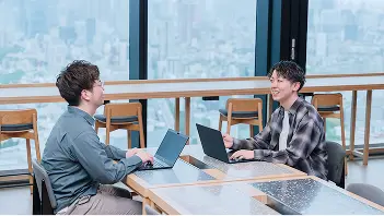 社員が打ち合わせをしている様子