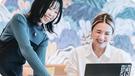 オフィスで社員同士が会話している様子