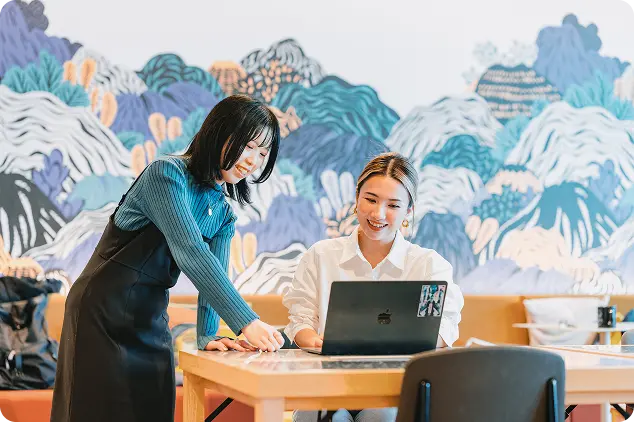 エンジニアがクライアントと打ち合わせをしている様子