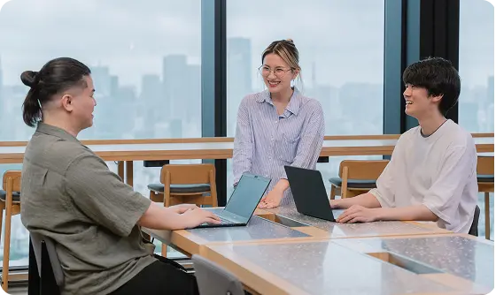 チームで打ち合わせをするinitのメンバー