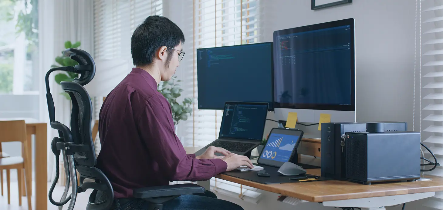 デスクでPC作業を行うinitのエンジニア