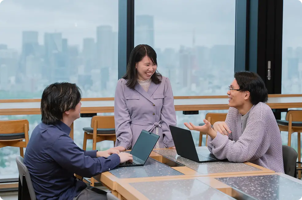 オフィスでリラックスして会話する社員たち