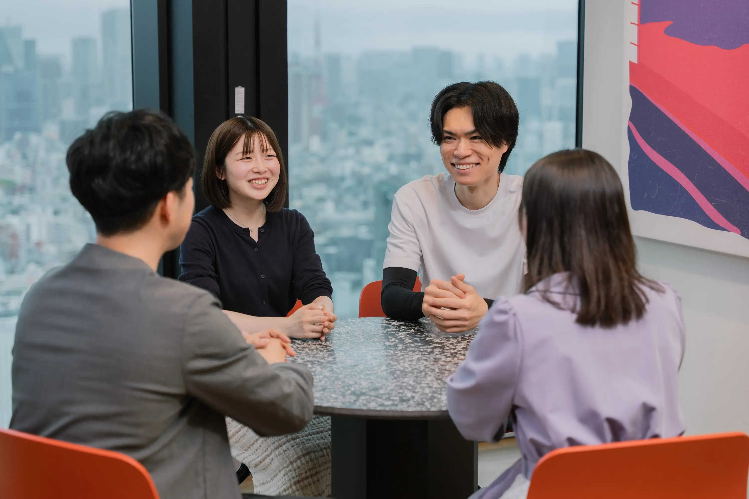 オフィスで働くinitの社員