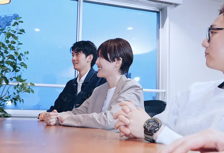 オフィスで働くinitの社員