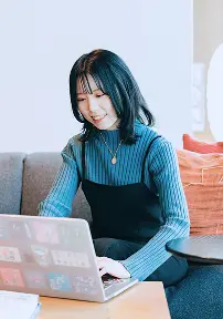 オフィスで働くinitの社員