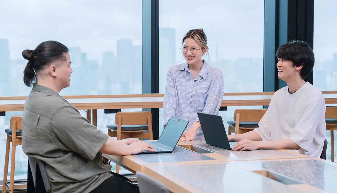 社員同士がコミュニケーションを取る様子