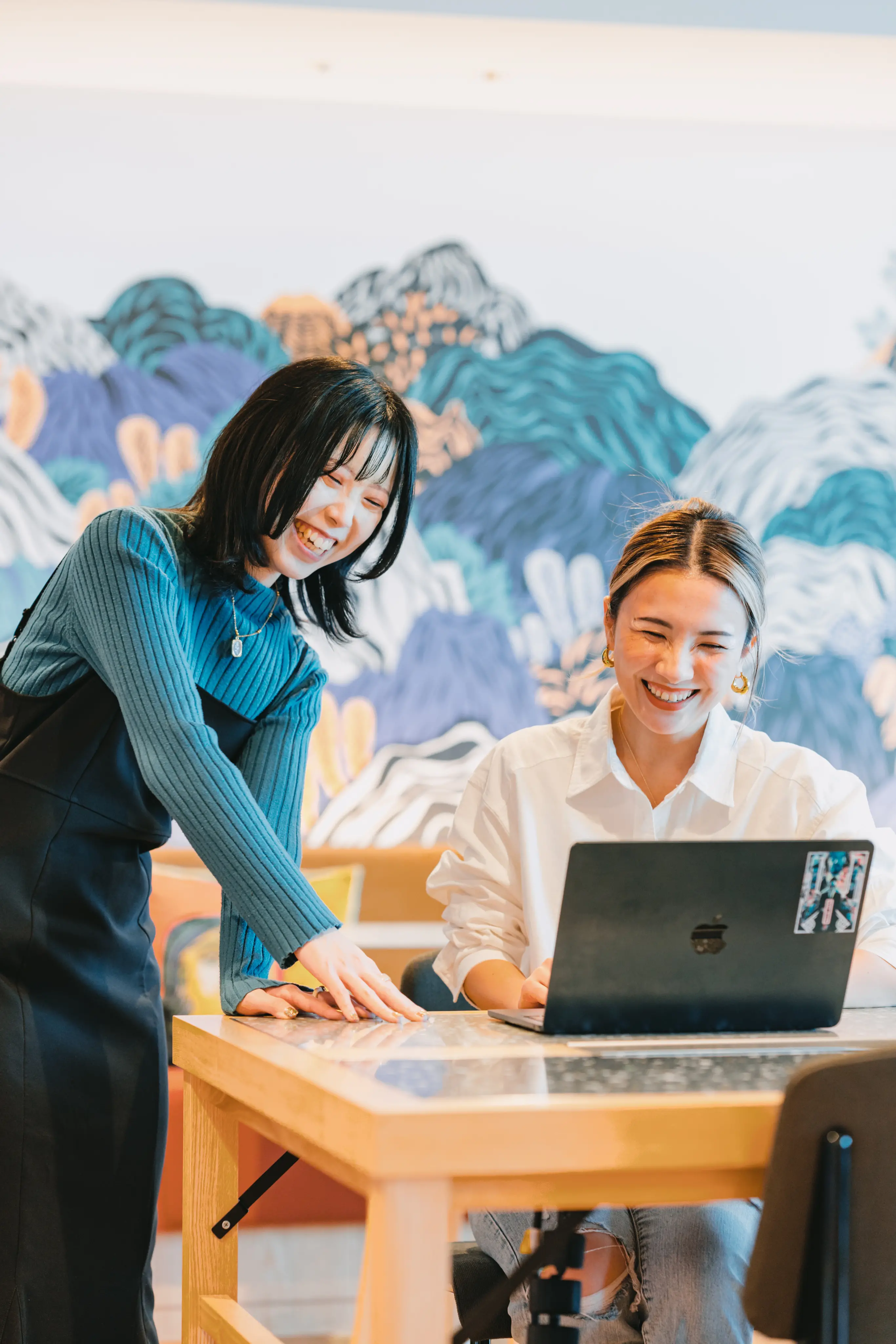 PCで作業をする社員のイメージ