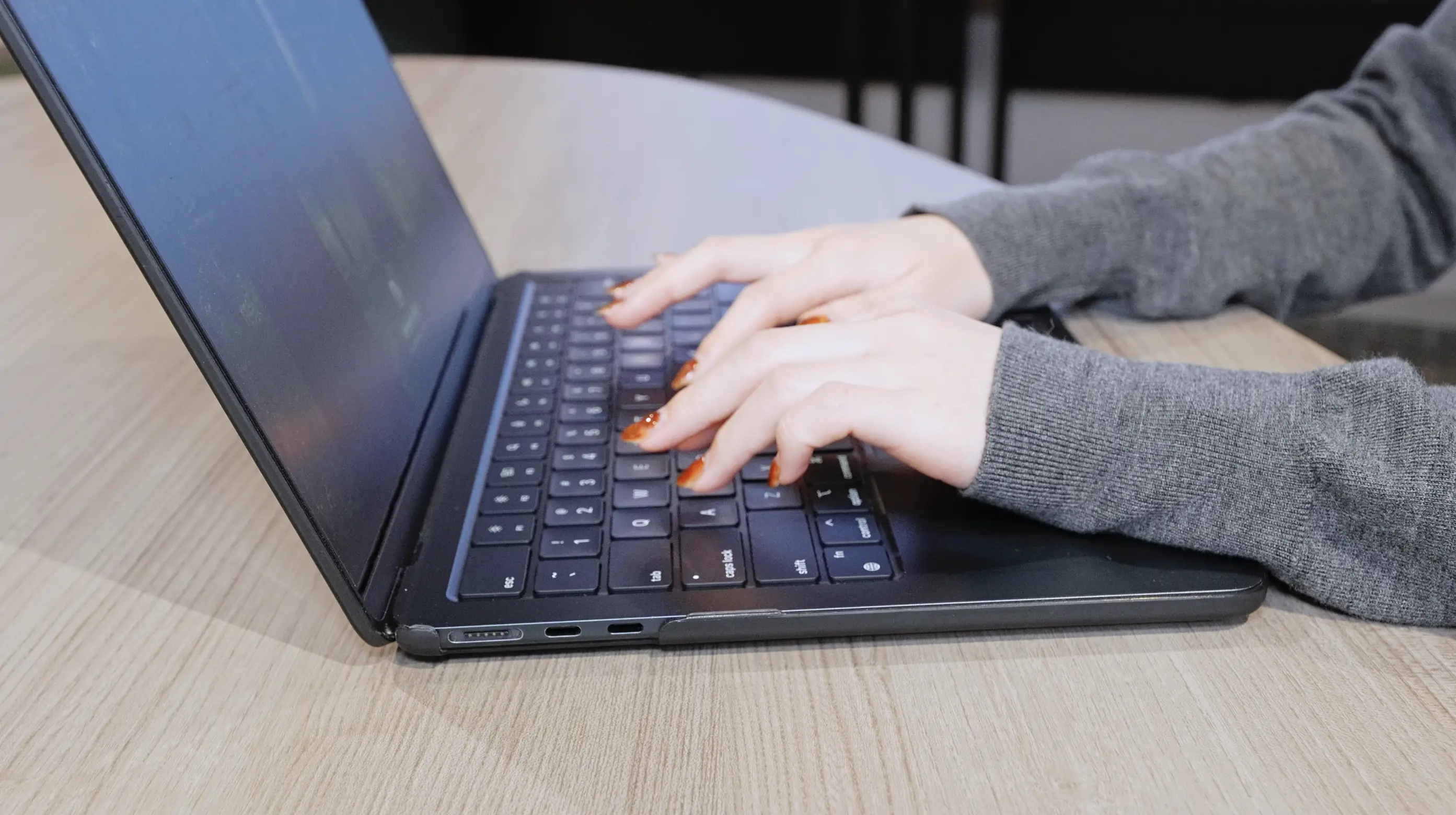 オフィスで働くinitの社員